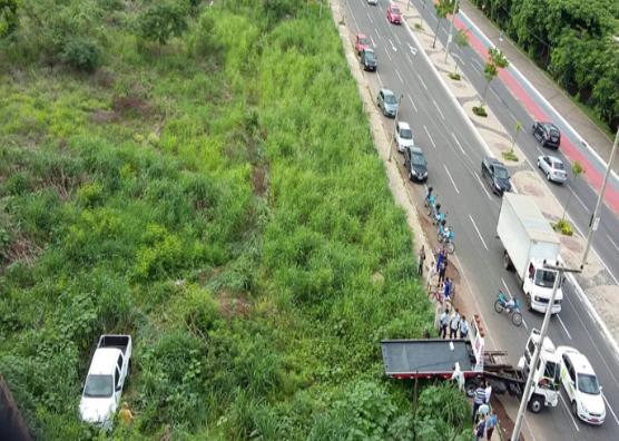 Caminhonete sai da pista e invade matagal na capital