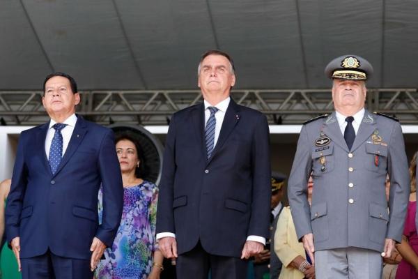  Cerim&ocirc;nia de Entrega de Espadas aos Aspirantes a Oficial da Turma ?Bicenten&aacute;rio da Independ&ecirc;ncia do Brasil?.  (Imagem:Isac N&oacute;brega/Presid&ecirc;ncia da Rep&uacute;blica)