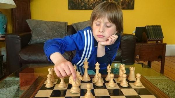 O menino de 10 anos que derrotou um mestre de xadrez e não contou para ninguém na escola