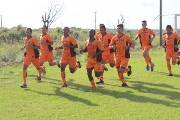 Elenco do River-PI corre em volta do campo principal do CT Afr&acirc;nio Nunes.(Imagem:Ramiro Pena)