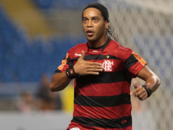 Ronaldinho celebra gol da primeira vitória do Fla na Sul-Americana