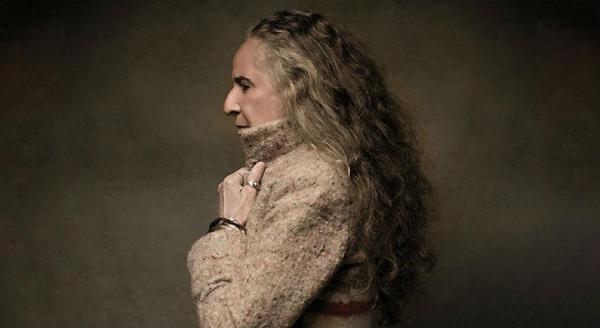 Em 2021, os seguidores de Maria Bethânia ouvirão o primeiro álbum com músicas inéditas gravado pela artista em estúdio desde Meus quintais (2014). Trata-se do primeiro disco da ca(Imagem:Reprodução)