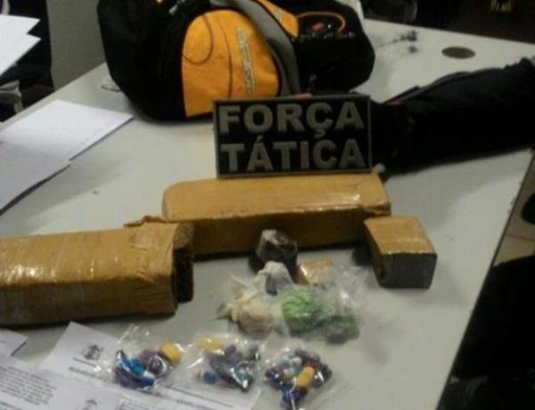Homem &eacute; preso com arma, dinheiro e drogas em Floriano.(Imagem:For&ccedil;a T&aacute;tica )