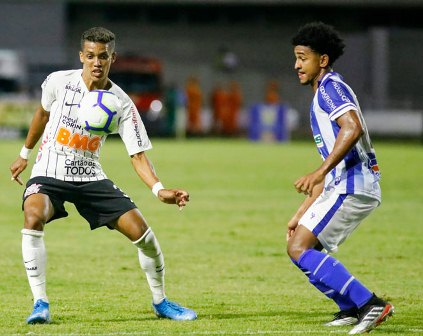Corinthians perde para o CSA no Rei Pelé e deixa o G6 do Brasileirão