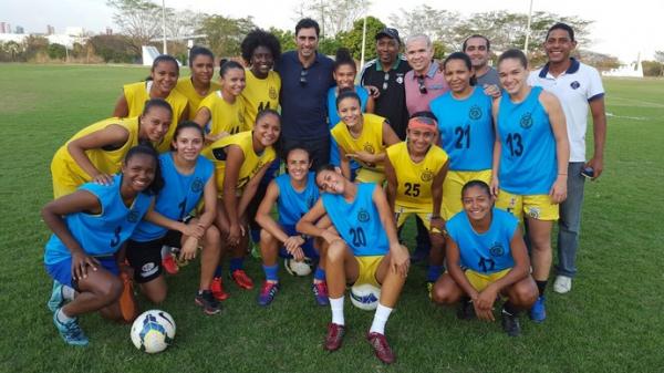 Comiss&atilde;o do Fla-PI visita CFAP e tira foto com Tiradentes, equipe feminina na semifinal do Brasileiro.(Imagem:L&iacute;via Barradas)