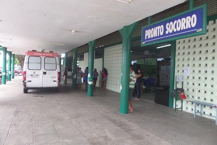 Menino golpeado com facão abriu os olhos e apresenta leve melhora