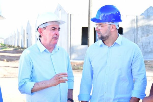 Prefeito e vice de Floriano visitam obras do "Minha Casa, Minha Vida" no bairro Cajueiro II
