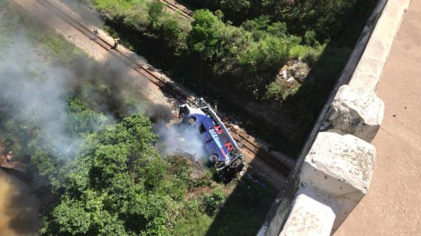 Ônibus que caiu de viaduto em MG já havia sido autuado três vezes por transporte irregular
