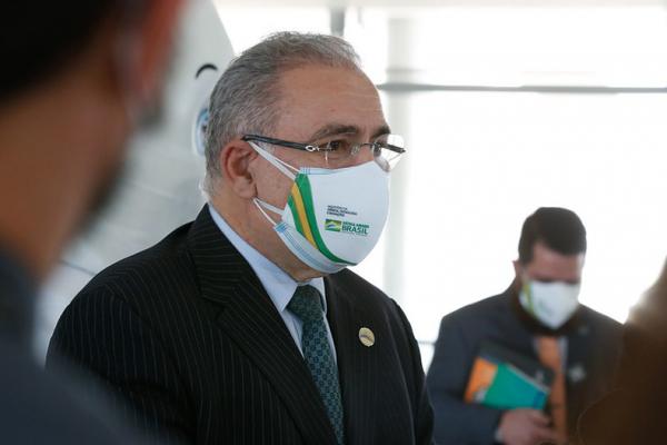 A pedido de Bolsonaro, Pasta estuda possibilidade de desobrigar máscara