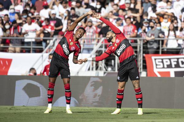 Flamengo goleia o São Paulo e ainda sonha com o título do Brasileirão