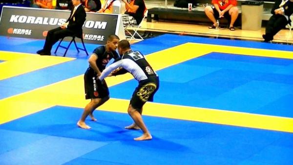 Marcus Adriano lutando na modalidade Jiu-Jitsu sem quimono.(Imagem: Divulga&ccedil;&atilde;o)