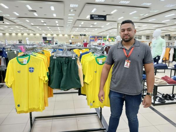 Jhoney, chefe do setor de confecções do Armazém Paraíba.(Imagem:FlorianoNews)
