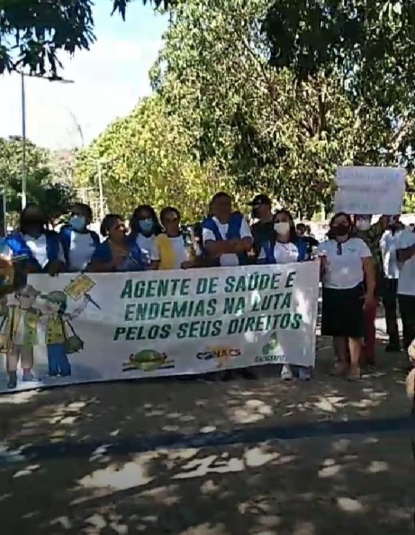 Servidores municipais realizam protesto em frente &agrave; Prefeitura de Floriano(Imagem:Reprodu&ccedil;&atilde;o)