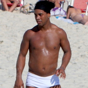 Milan já admite liberar Ronaldinho; lateral Juan está na mira da Roma