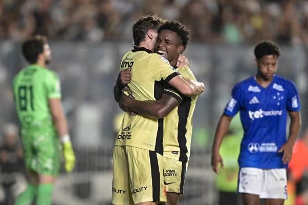 Colidio e Thiago Mendes comemoram vit&oacute;ria do Vasco contra o Cruzeiro.(Imagem:Thiago Ribeiro/AGIF)