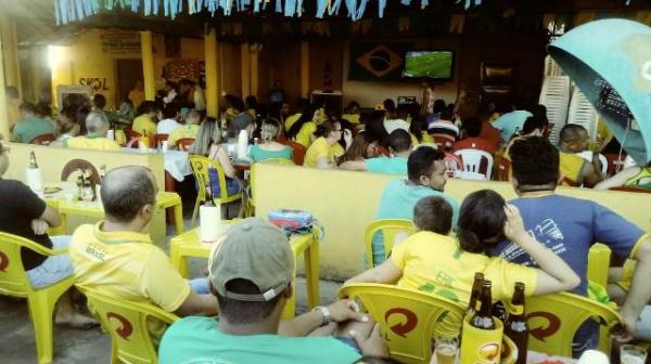 Torcida acompanha o jogo do Brasil com muita anima&ccedil;&atilde;o em Floriano. (Imagem:FlorianoNews)
