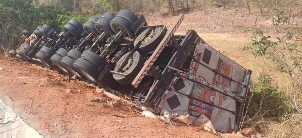 Motorista é preso por embriaguez após tombar caminhão com massa de tapioca no Sul do Piauí