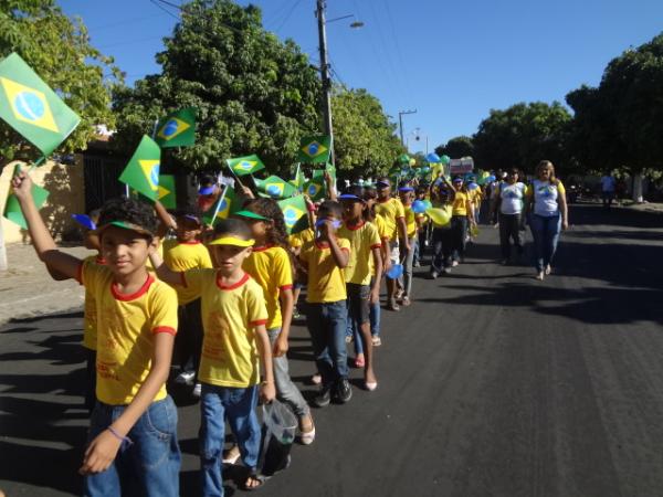 Desfile escolar comemora a Semana da P&aacute;tria em Bar&atilde;o de Graja&uacute;.(Imagem:FlorianoNews)