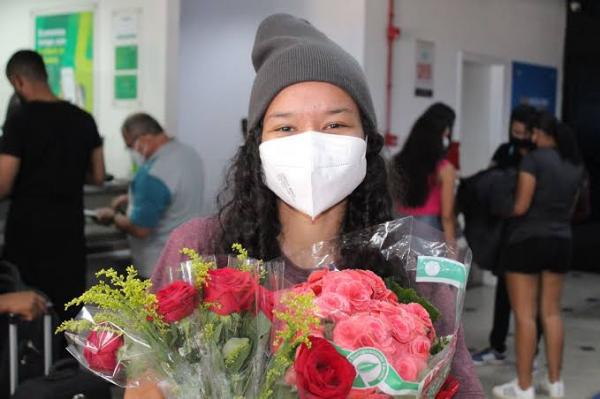 "Deixei tudo, mas saí com vida", diz jogadora piauiense ao chegar à Teresina após 10 dias em Guerra