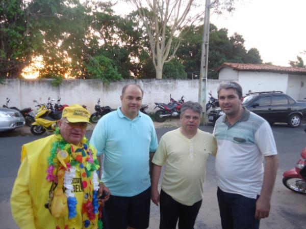 Deputado Gustavo Neiva se junta a foli&otilde;es e prestigia carnaval de Floriano.(Imagem:FlorianoNews)