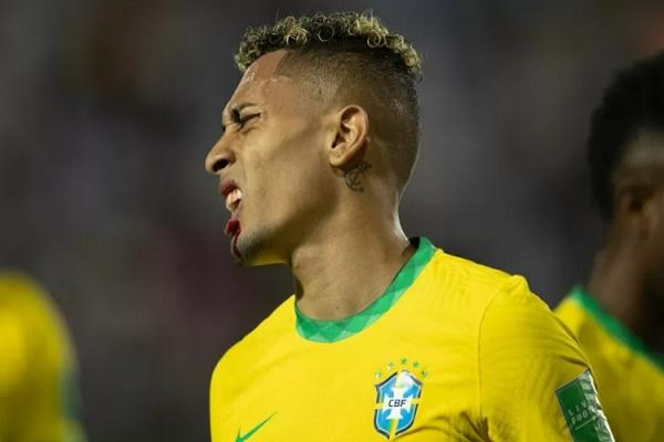 Com isso, Tite chamou Felipe, do Atlético de Madrid, para repor a vaga na zaga. Já o substituto do atacante ainda não foi definido. De acordo com o comunicado da CBF, Raphinha pre(Imagem:Reprodução)
