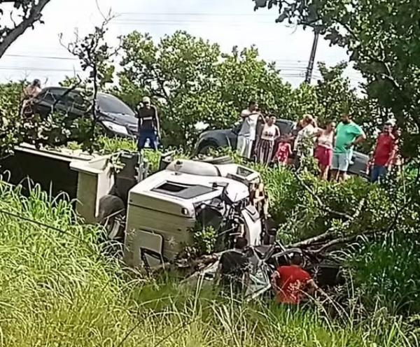 Caminhão e carro caem de ribanceira após colisão na BR-316, próximo a Demerval Lobão