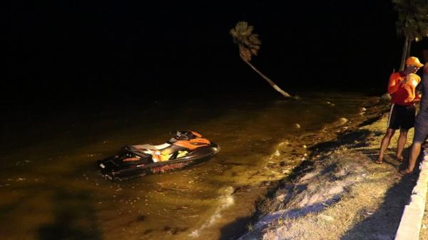 Duas jovens ca&iacute;ram de uma moto aqu&aacute;tica na Lagoa do Portinho, Litoral do Piau&iacute;.(Imagem:Tiago Mendes/ TV Clube)