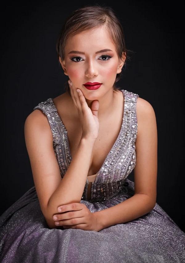  D&eacute;bora em se&ccedil;&atilde;o de fotos para seu anivers&aacute;rio de 15 anos em Teresina.(Imagem:Reprodu&ccedil;&atilde;o/ Fel&iacute;cia Ara&uacute;jo )