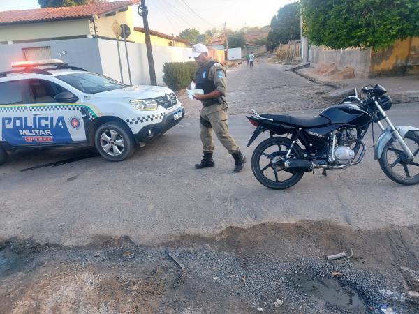 Pol&iacute;cia Militar recupera motocicleta roubada em Floriano e conduz suspeitos &agrave; delegacia.(Imagem:Divulga&ccedil;&atilde;o/PM)