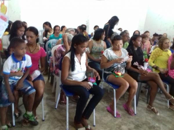 Escola Municipal Padre Pedro Oliveira homenageia m&atilde;es em reuni&atilde;o.(Imagem:Deylange Oliveira)