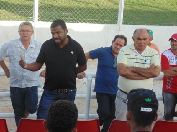 Com salários de atletas e comissão atrasados, Caiçara afasta Ari Santos