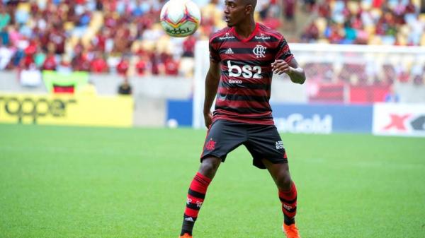 Lateral do Flamengo se envolve em acidente com vítima fatal no Rio