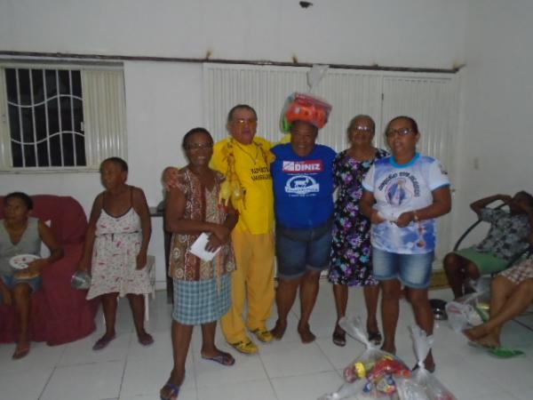 Fam&iacute;lias carentes recebem cestas b&aacute;sicas em Floriano.(Imagem:FlorianoNews)