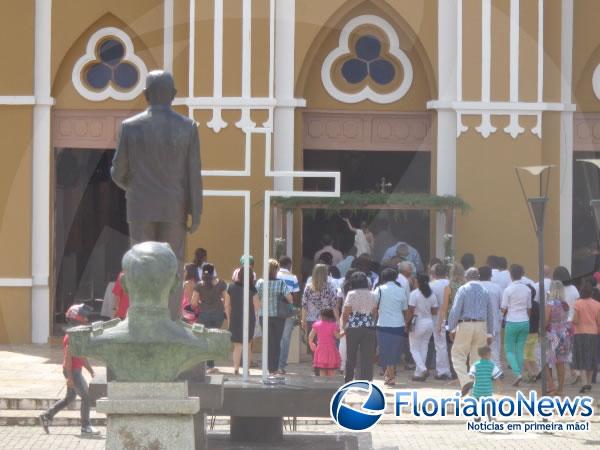 Fi&eacute;is participaram da Prociss&atilde;o do Senhor Ressuscitado em Floriano.(Imagem:FlorianoNews)