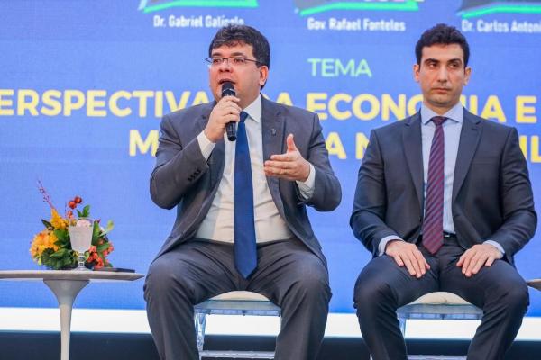 Governador participa de evento no TCE e trata sobre a divisão de recursos para estados e municípios