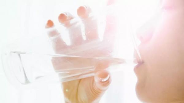  &Eacute; prefer&iacute;vel beber &aacute;gua em pequenas quantidades ao longo do dia. &Eacute; a melhor forma de promover sua absor&ccedil;&atilde;o.(Imagem:Getty Images/BBC )