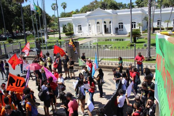 TERESINA, 10h40: Manifestantes chegam ao Pal&aacute;cio de Karnak.(Imagem: Gilcilene Ara&uacute;jo/G1)