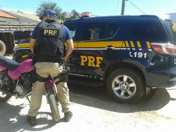 PRF recupera motocicleta roubada e flagra três caminhoneiros com anfetaminas