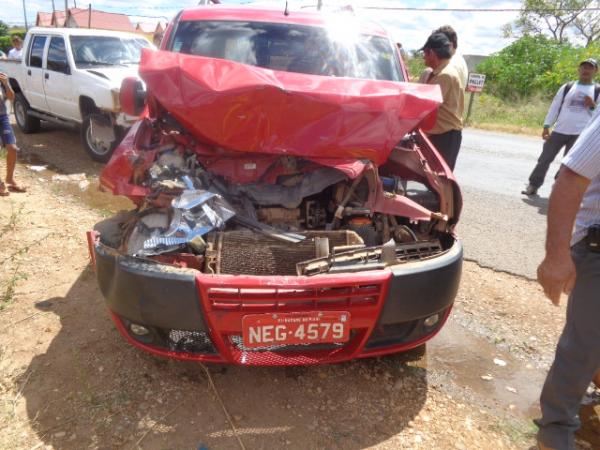  Engavetamento entre tr&ecirc;s ve&iacute;culos &eacute; registrado na BR-230 em Floriano.(Imagem:FlorianoNews)