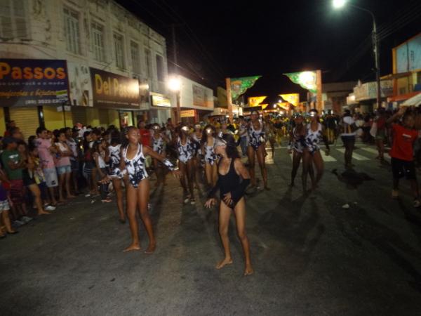 Desfiles de escolas de samba alegram a Av. Get&uacute;lio Vargas. (Imagem:FlorianoNews)