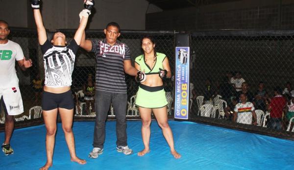 Juliana comemora vit&oacute;ria em sua estreia no MMA no Piau&iacute; Fight Gladiators.(Imagem:Josiel Martins)