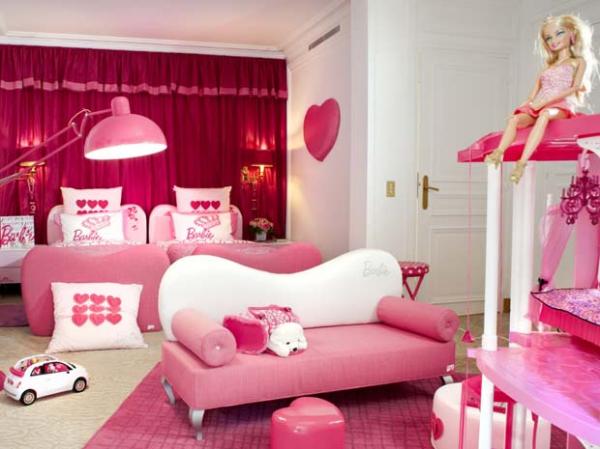 N&uacute;meros brinquedos, v&aacute;rias bonecas e uma casinha da Barbie integram a decora&ccedil;&atilde;o das su&iacute;tes(Imagem:Fran&ccedil;ois Fleury/Hotel Plaza Ath&eacute;n&eacute;e Paris )