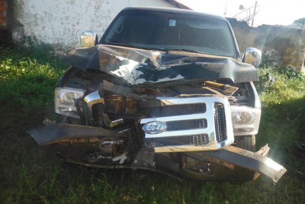 Grave acidente entre moto e carro deixa um morto e um ferido