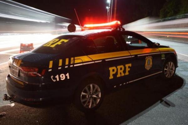 Colisão entre caminhão e duas motos mata uma pessoa na BR 343