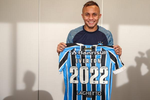 Everton renovou com o Gr&ecirc;mio at&eacute; 2022 no ano passado ? Foto: Everton renovou com o Gr&ecirc;mio at&eacute; 2022 no ano passado.(Imagem:Lucas Uebel/Divulga&ccedil;&atilde;o Gr&ecirc;mio)