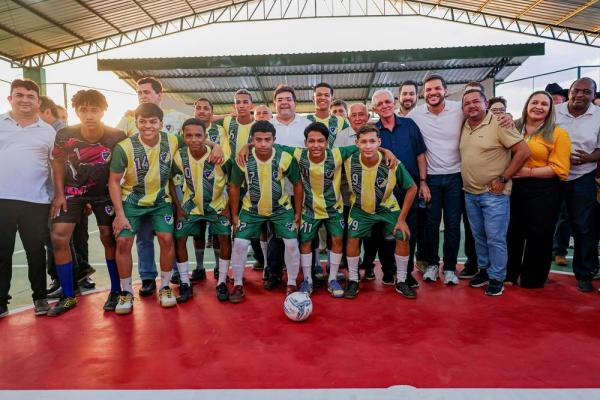 Governador inaugura reforma de ginásio e visita instituição que atende mais de 400 crianças