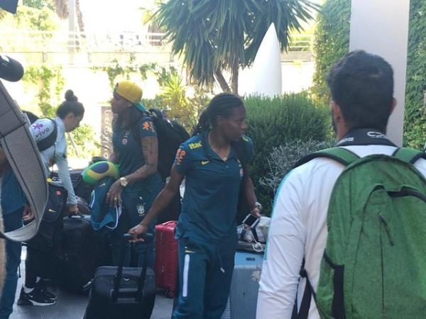 Recepcionada por passistas, seleção brasileira chega a Montpellier; Marta samba