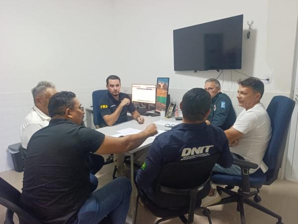  For&ccedil;a-tarefa discute interven&ccedil;&otilde;es para reduzir acidentes na rotat&oacute;ria da TV Alvorada, em Floriano(Imagem:FlorianoNews)