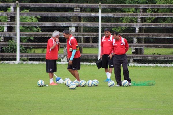 Fl&aacute;vio Ara&uacute;jo com comiss&atilde;o t&eacute;cnica.(Imagem:Renan Morais)