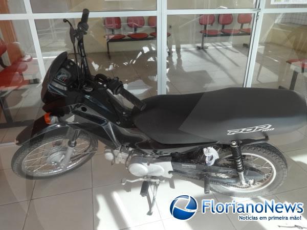 Motocicleta &eacute; recuperada pela Pol&iacute;cia Militar em Floriano.(Imagem:FlorianoNews)